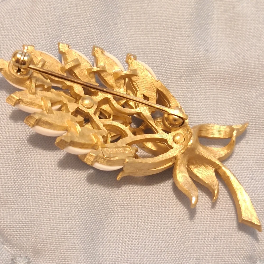 Vintage Crown Trifari Gold Tone‎ Floral Brooch White Cabachone Stones MB